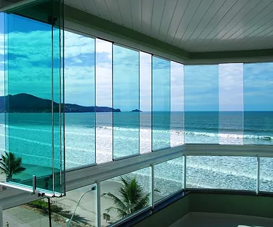 זכוכית הזזה למרפסת שמש מול הים